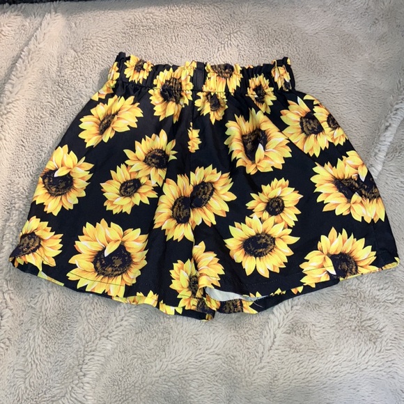 🎉4 for $20 Shein Sunflower Shorts, Girls size 5 - Picture 2 of 5